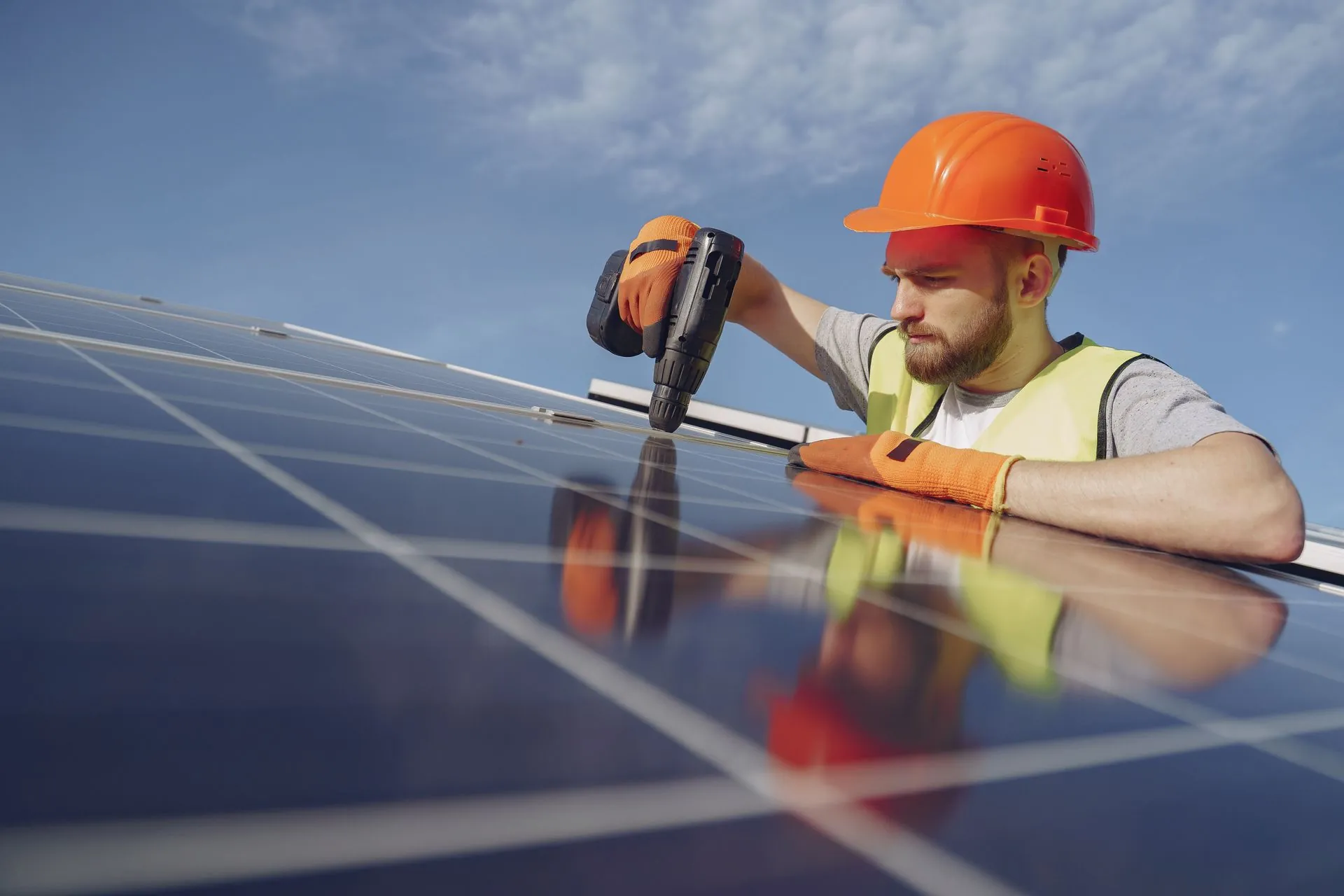 Technicien nettoyant un panneau solaire à la raclette
