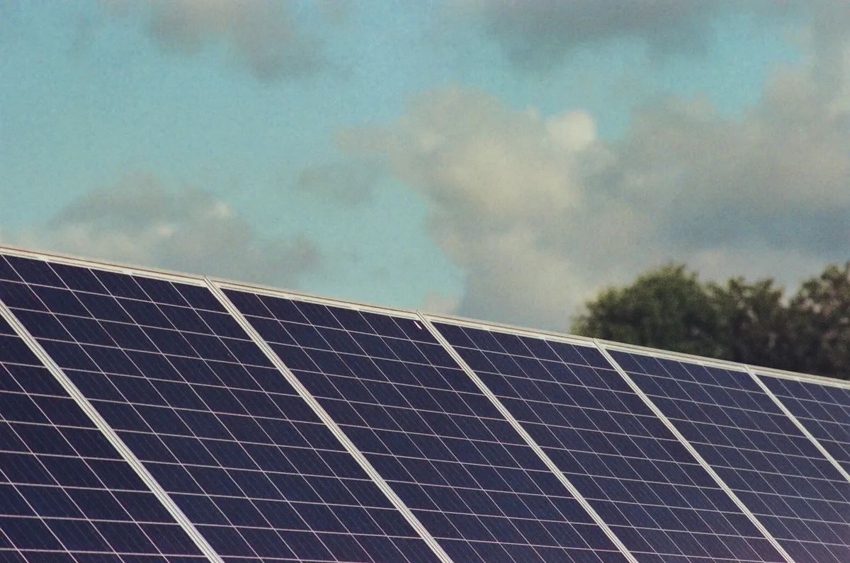 Panneaux solaires sur une toiture à Bruges