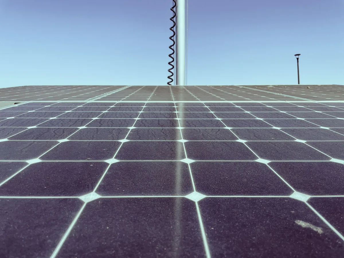 Panneaux solaires sur une toiture à Floirac