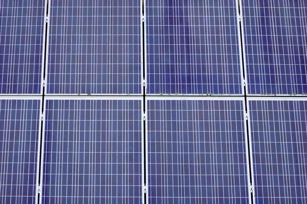 Panneaux solaires sur une toiture à Cenon