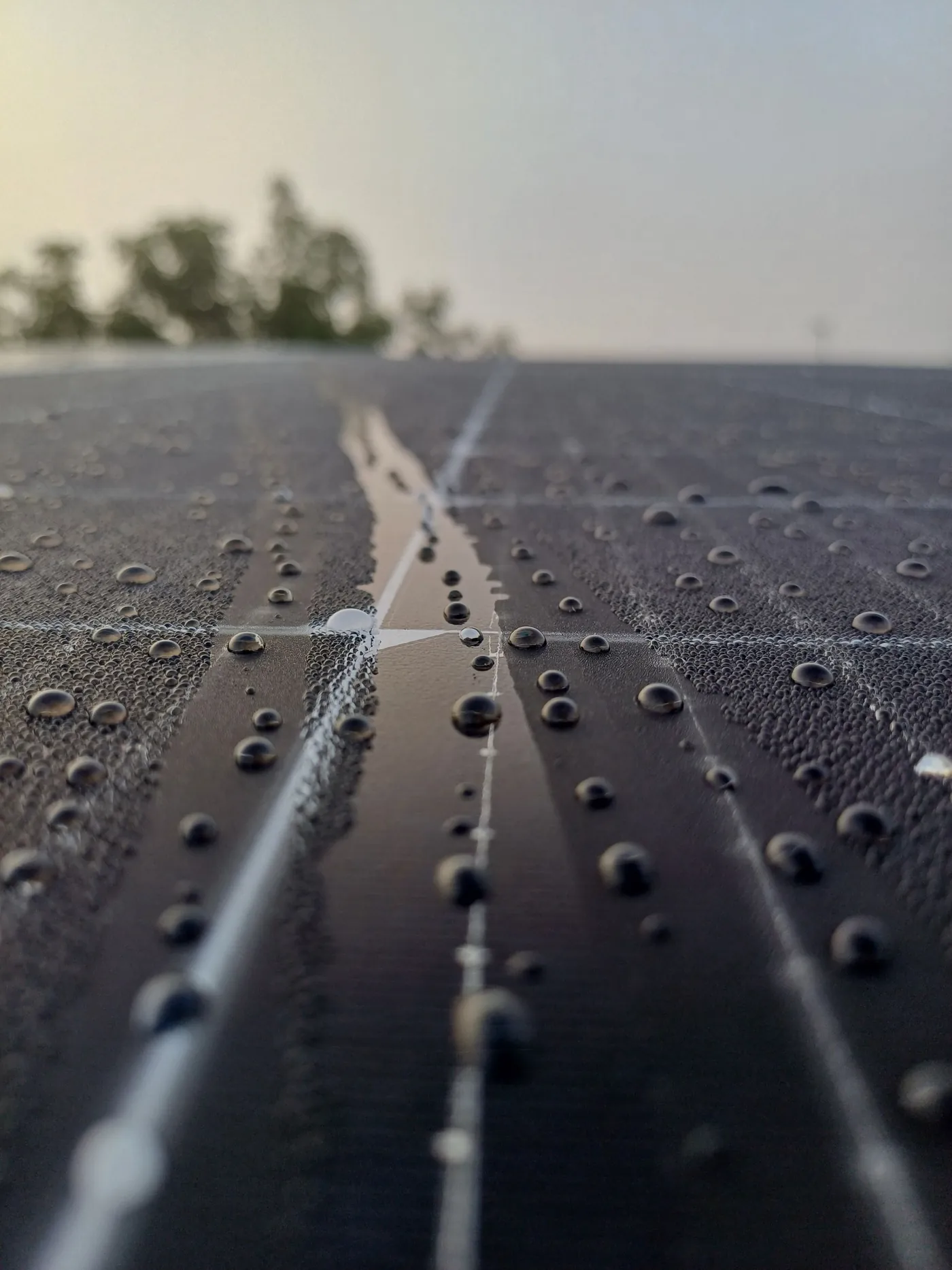 Gouttes d'eau sur un panneau solaire après rinçage