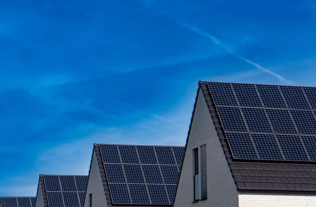Panneaux solaires sur une toiture à Eysines
