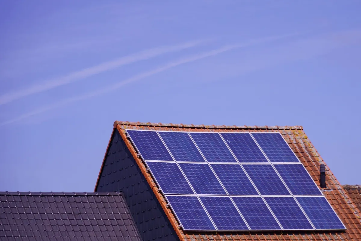Panneaux solaires sur une toiture à Gujan-Mestras