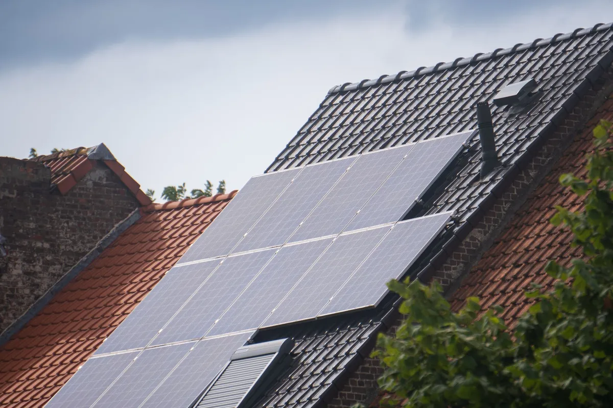 Panneaux solaires sur une toiture à Pessac