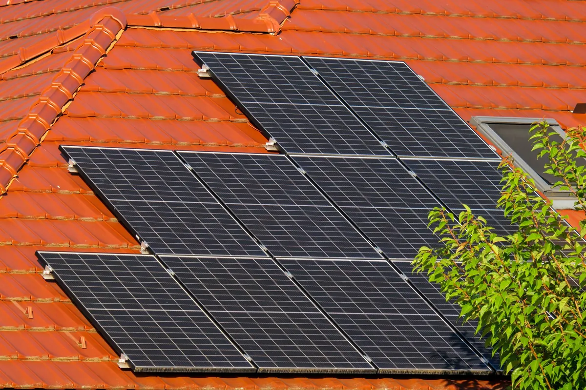 Panneaux solaires sur une toiture à Bordeaux